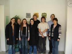 [Foto] Sarah Franz, Miriam B&ouml;rner, Christina Hofmann, Thordis Hannah Hahn, Janis Perlett und Tim Peretto sind das Wettbewerbsteam des CJD Braunschweig. Sie trafen sich im April 2006 in Bethanien mit den Projektleitern Ursula Stadler und Christian Werner.
