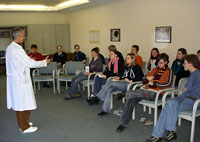 [Foto] Chefarzt Dr. Pr&ouml;nnecke im Marienstift Braunschweig informiert die Jugendlichen &uuml;ber die Arbeit im Krankenhaus im Januar 2006