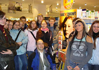 [Foto] Filialleiterin Katharina Lach (2.von rechts)führt die Jugendlichen in die Arbeit im dm Drogeriemarkt ein
