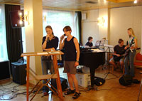 [Foto] Auftritt im Fr&uuml;hjahr 2005 in Bethanien: die Schulband im Altenheim
