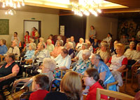 [Foto] Auftritt im Fr&uuml;hjahr 2005 in Bethanien: 70 Senioren und 40 Sch&uuml;ler singen und musizieren