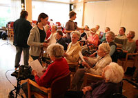 [Foto] Junge und Alte Menschen bei der Gemeinsamen Probe in Bethanien im Fr&uuml;hjahr 2005