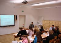 [Foto] Die Bundestagsabgeordnete Dr. Carola Reimann (MdB) im Gespräch mit Schülern der Christophorusschule Braunschweig im November 2005