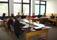 [Foto] Die Bundestagsabgeordneten Eckhart von Klaeden (MdB) und Carsten M&uuml;ller (MdB)diskutieren mit Sch&uuml;lern der Christophorusschule im M&auml;rz 2006