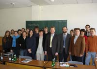 [Foto] Die Bundestagsabgeordneten Eckhart von Klaeden (MdB) und Carsten M&uuml;ller (MdB) bekommen von den Sch&uuml;lern des CJD Braunschweig im M&auml;rz 2006 das Projekt vorgestellt.